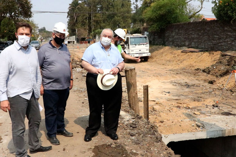 Prefeito Rafael Greca vistoria com o secretário de Obras, Rodrigo Rodrigues, as obras de drenagem do Rio Juvevê, no Hugo Lange
