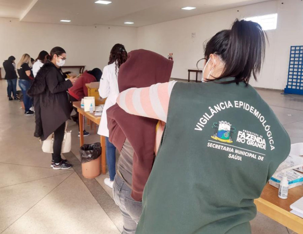 Secretaria de Saúde de Fazenda Rio Grande orienta a população sobre a vacinação 7 A diretora de Vigilância em Saúde de Fazenda Rio Grande, Nelcelí Garcia, alerta, também, sobre a importância da segunda dose