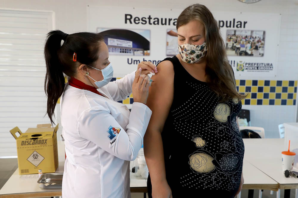 Gestantes que receberam primeira dose da AstraZeneca agora vão tomar a segunda da Pfizer ou CoronaVac 6 Gestantes que receberam primeira dose da AstraZeneca agora vão tomar a segunda da Pfizer ou CoronaVac