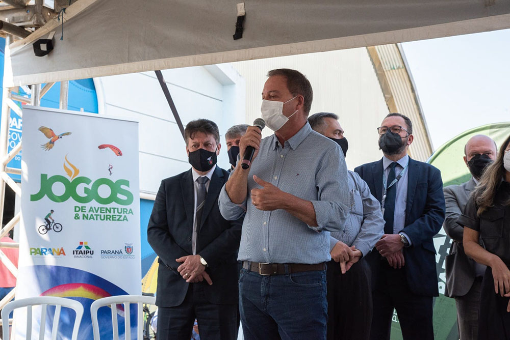 Prefeito Helder Lazarotto firma convênio com o Pedala Paraná 5 No evento, o prefeito de Colombo, Helder Lazarotto, esteve acompanhado dos diretores Marcelo Nunes Monteiro e José Binotto