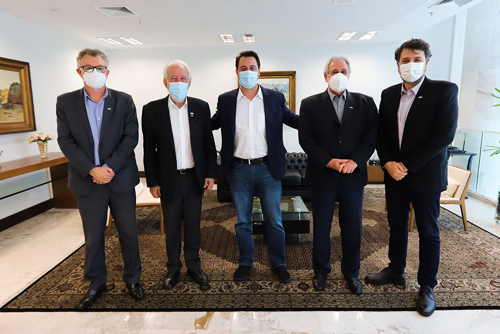 Governo do Estado reafirma parceria com o Sebrae para incentivo ao empreendedorismo 1 Ratinho Junior recebeu o presidente nacional do Sebrae, Carlos do Carmo Andrade Melles, o presidente do Conselho Deliberativo do Sebrae/PR, Fernando Moraes e o Diretor Superintendente - Sebrae/PR Vitor Roberto Tioqueta.