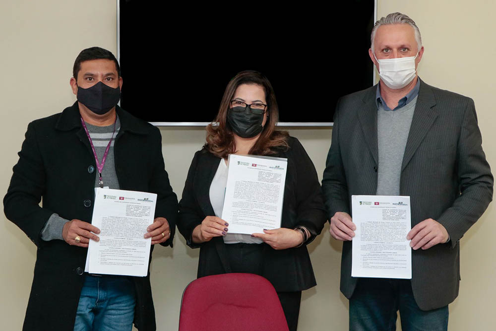 Cooperação Técnica da Ciclorrotas Nascentes do Iguaçu traz benefícios para Pinhais, Piraquara e Quatro Barras 6 Vice-prefeita Rosa Maria (Pinhais) com os vice-prefeitos Rivas (Piraquara) e Jarbas Mocelin (Quatro Barras)