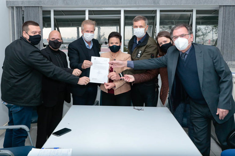 Além da prefeita Marli Paulino e do diretor da Cohapar, Luis Raimundo Corti, estiveram presentes também o deputado Luizão, o procurador do município, Edson Galdino, o secretário de Governo, Ricardo Pinheiro, entre outros