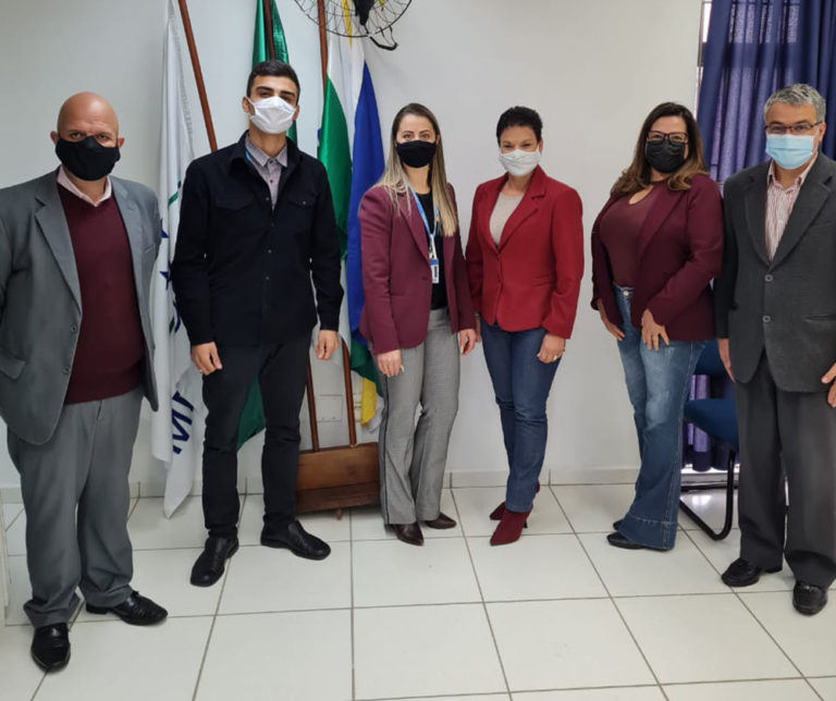 Além da prefeita de Pinhais, Marli Paulino e da vice-prefeita Rosa Maria, diversas outras autoridades marcaram presença