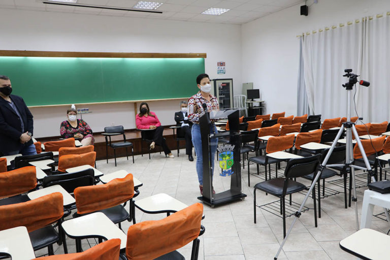 A aula inaugural do Pré-Vestibular Mais ocorreu também em formato online, e da sala do cursinho, nas dependências da Secretaria Municipal de Educação, as autoridades deram as boas-vindas aos alunos