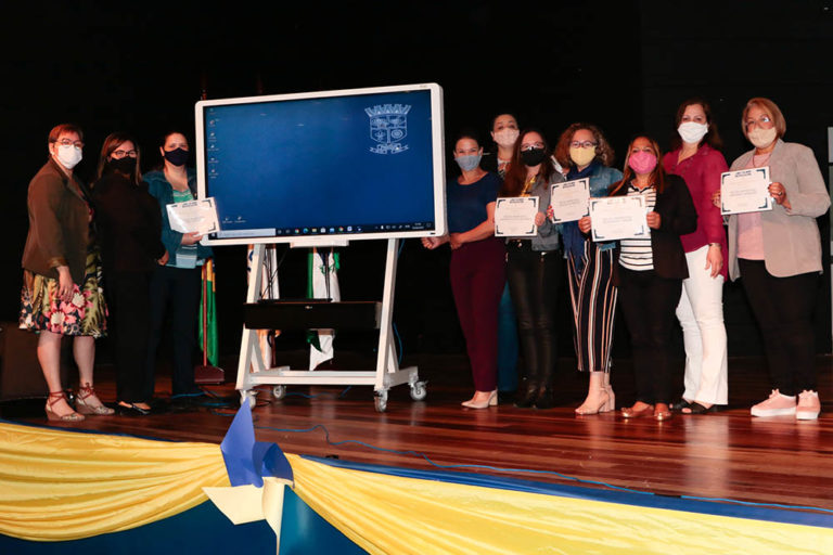 A prefeita Marli Paulino e a vice-prefeita Rosa Maria também estiveram presentes na entrega das telas interativas