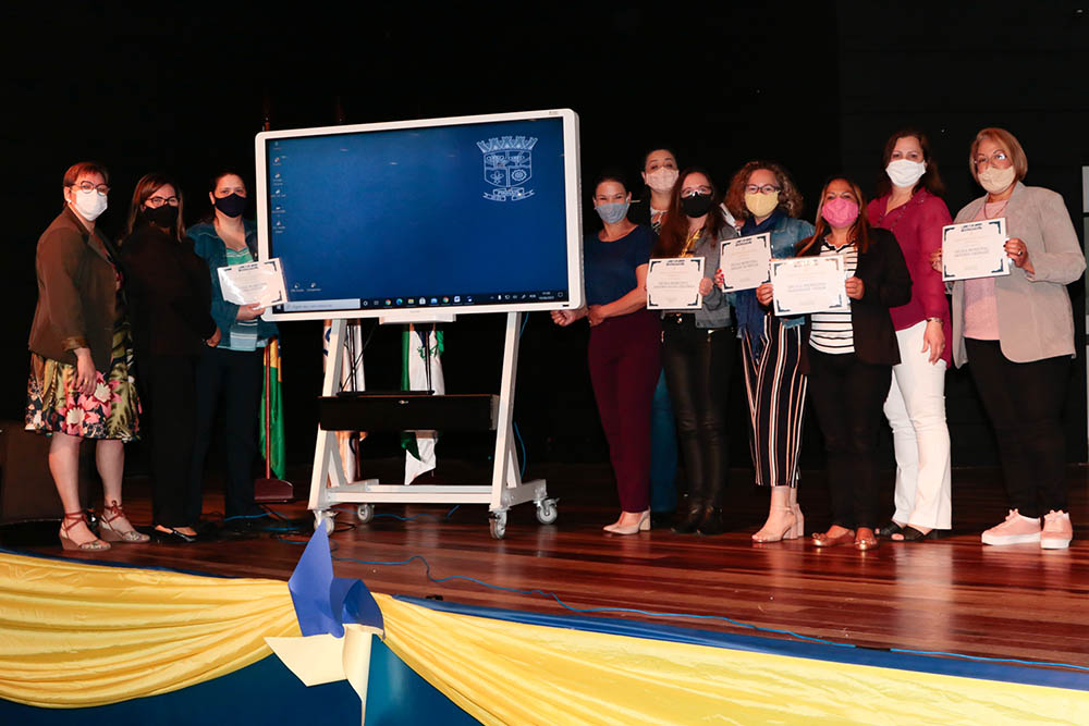 Pinhais começa a instalar telas interativas em unidades de ensino 9 A prefeita Marli Paulino e a vice-prefeita Rosa Maria também estiveram presentes na entrega das telas interativas