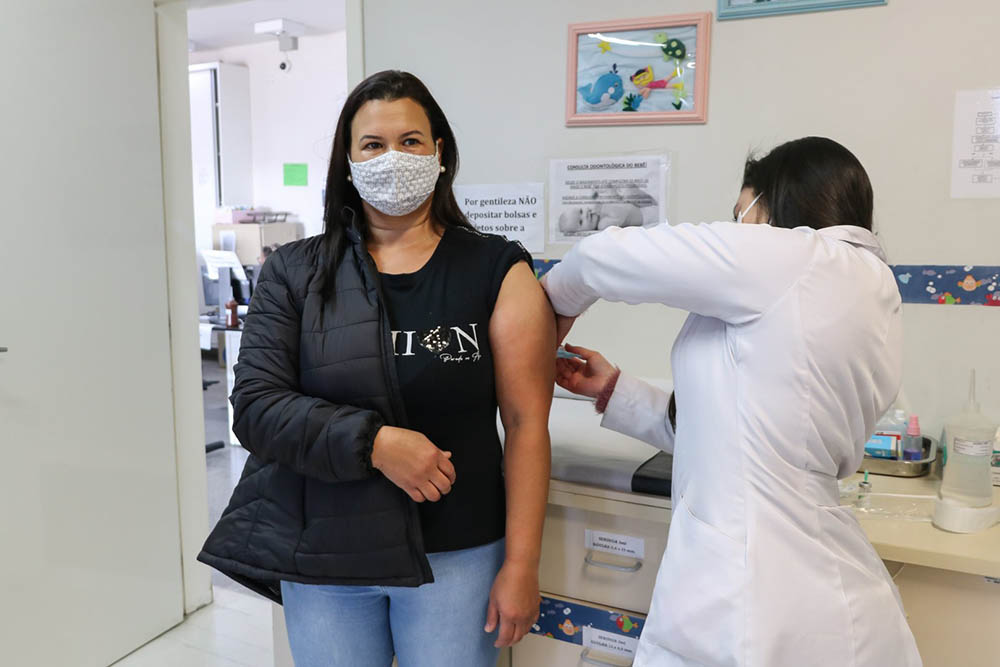 Ação da Secretaria de Saúde de Pinhais disponibiliza testes rápidos e vacina contra a gripe 7 Os testes rápidos de antígeno identificam uma proteína do vírus que determina se a pessoa está infectada