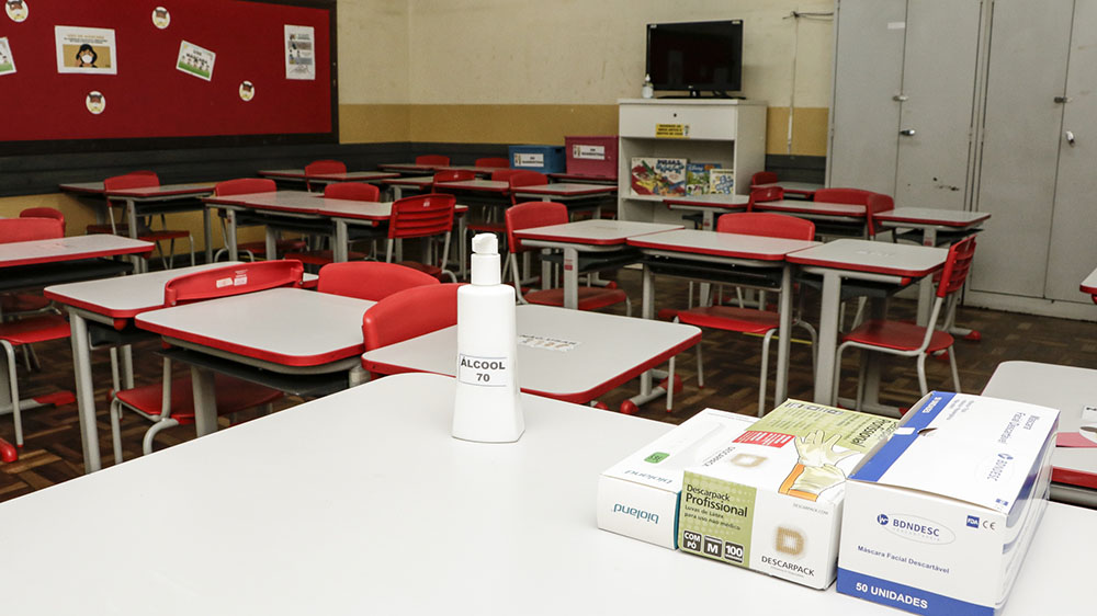 Secretaria de Educação do município de Pinhais amplia retorno presencial para demais turmas 8 Diversas adaptações foram feitas para tornar a volta para a sala de aula segura