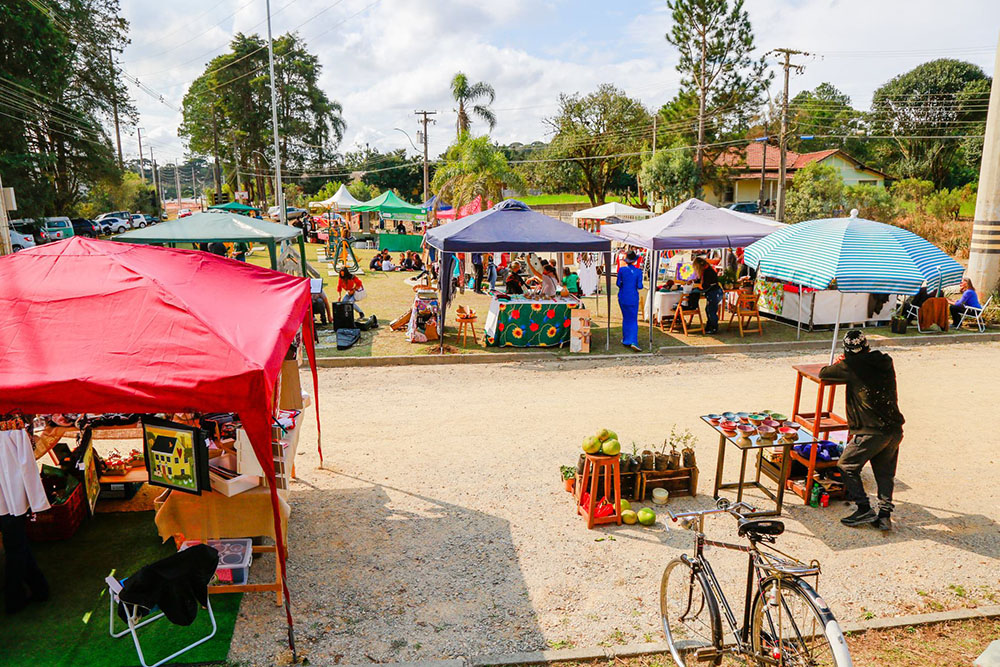 Feira Agroecológica de Piraquara aproxima produtores dos consumidores finais 9 A Feira Agroecológica é um espaço em que agricultores familiares comercializam produtos diretamente aos consumidores