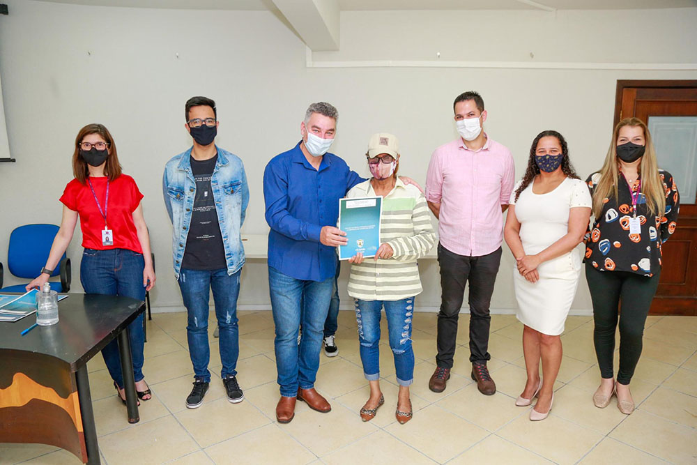 Prefeitura de Piraquara entrega catorze novos títulos de regularização fundiária 1 Os títulos foram entregues à população pelo prefeito Josimar Fróes em uma cerimônia na Sede da Prefeitura Municipal