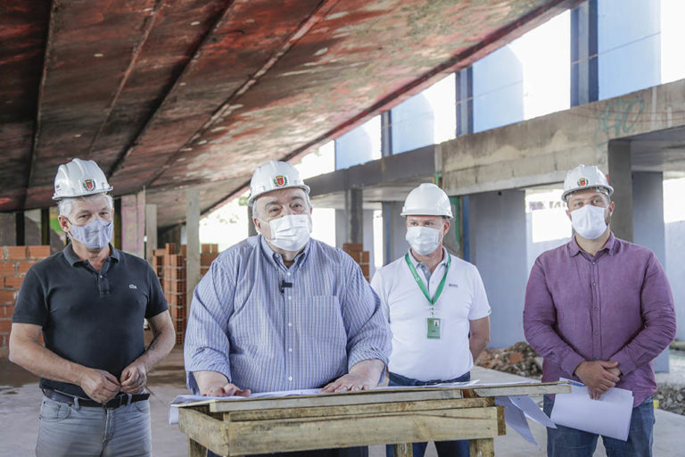 Prefeito Rafael Greca vistoria as obras de construção do Armazém da Família Capanema acompanhado pelos secretários de Obras, Rodrigo Rodrigues e de Segurança Alimentar e Nutricional, Luiz Dâmaso Gusi