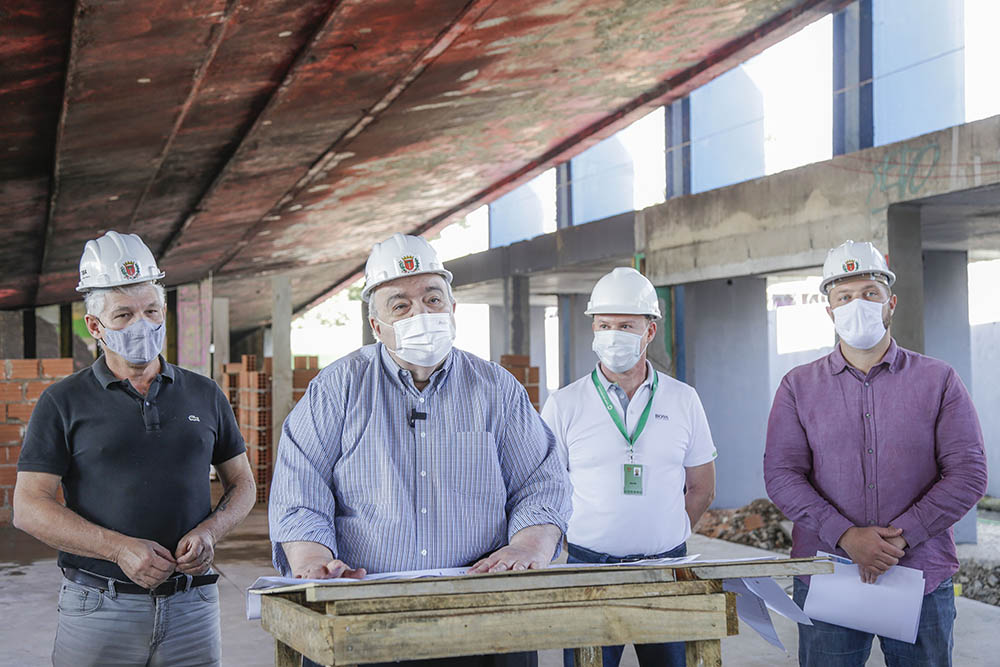 Viaduto do Capanema é transformado em complexo da alimentação digna em Curitiba 4 Prefeito Rafael Greca vistoria as obras de construção do Armazém da Família Capanema acompanhado pelos secretários de Obras, Rodrigo Rodrigues e de Segurança Alimentar e Nutricional, Luiz Dâmaso Gusi