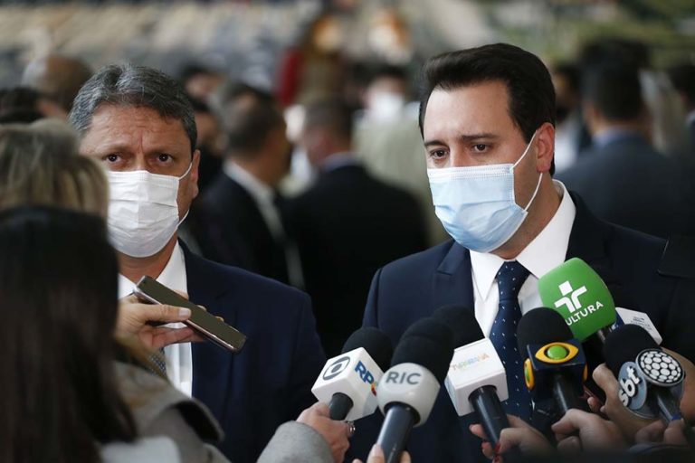 O governador Carlos Massa Ratinho Junior e o ministro da Infraestrutura, Tarcísio Gomes de Freitas, apresentaram os detalhes da nova concessão de 3,3 mil quilômetros de rodovias do Paraná