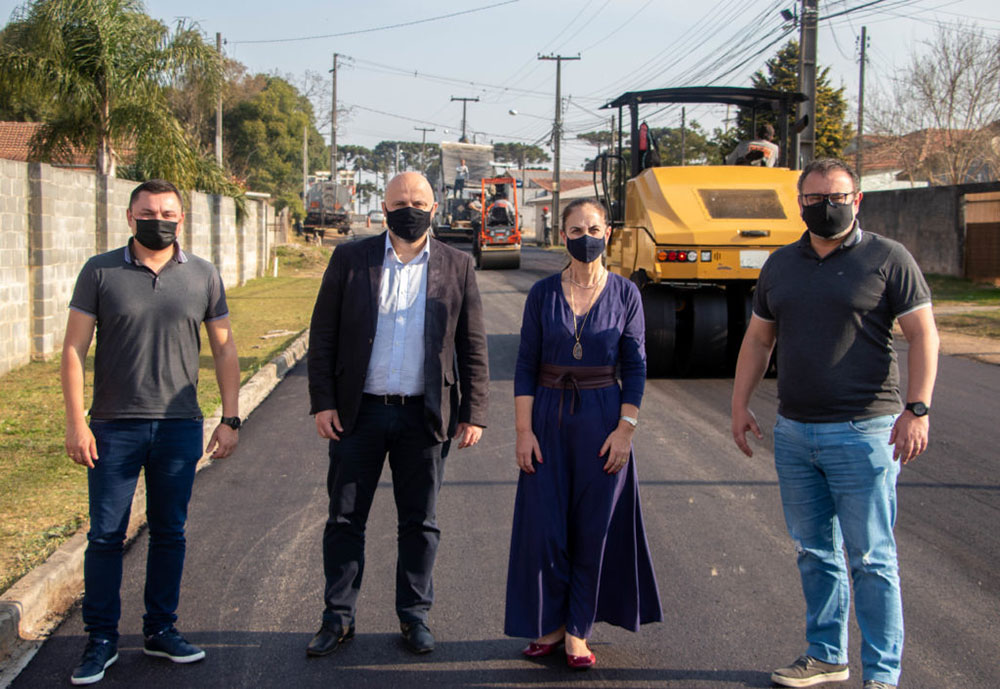 Rua Antônio Zaramella, em São José dos Pinhais, recebe obras de pavimentação 7 A prefeita de São José dos Pinhais, Nina Singer, esteve no local para acompanhar o desenvolvimento da obra