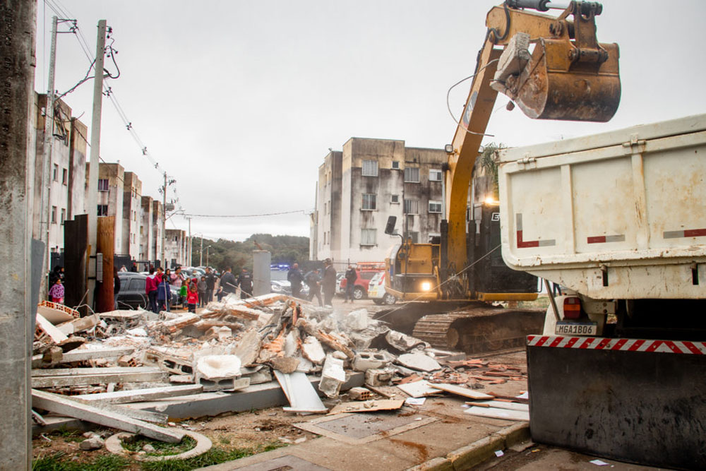 Prefeitura de São José dos Pinhais retira portão e derruba muros dos condomínios Serra do Mar I e II 8 A ação é apenas uma das muitas que acontecerão no local para proporcionar moradia digna e segurança aos moradores