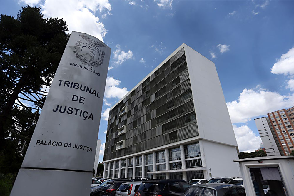 Agosto marca os 130 anos do Tribunal de Justiça do Paraná e 6 meses da atual gestão 5 Hoje, o Tribunal de Justiça do Paraná está entre os cinco maiores do país, contando com 161 Comarcas, 120 cadeiras de desembargador, mais de 800 juízes e 11 mil colaboradores. Cerca de três milhôes de processos tramitam no TJPR