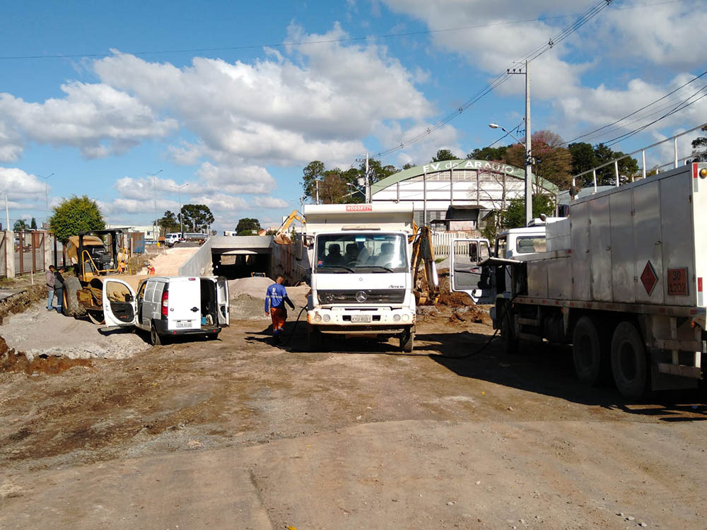 Obras da nova trincheira da Linha Verde Bairro Alto/Bacacheri foram retomadas 6 As obras da nova trincheira foram iniciadas em outubro de 2016 e a previsão de entrega era para setembro de 2017, conforme o contrato. Entretanto, somente 74,98% da obra foi concluída. Novos prazos foram concedidos à empresa, mas, mesmo assim, não foi concluído, culminando no rompimento do contrato