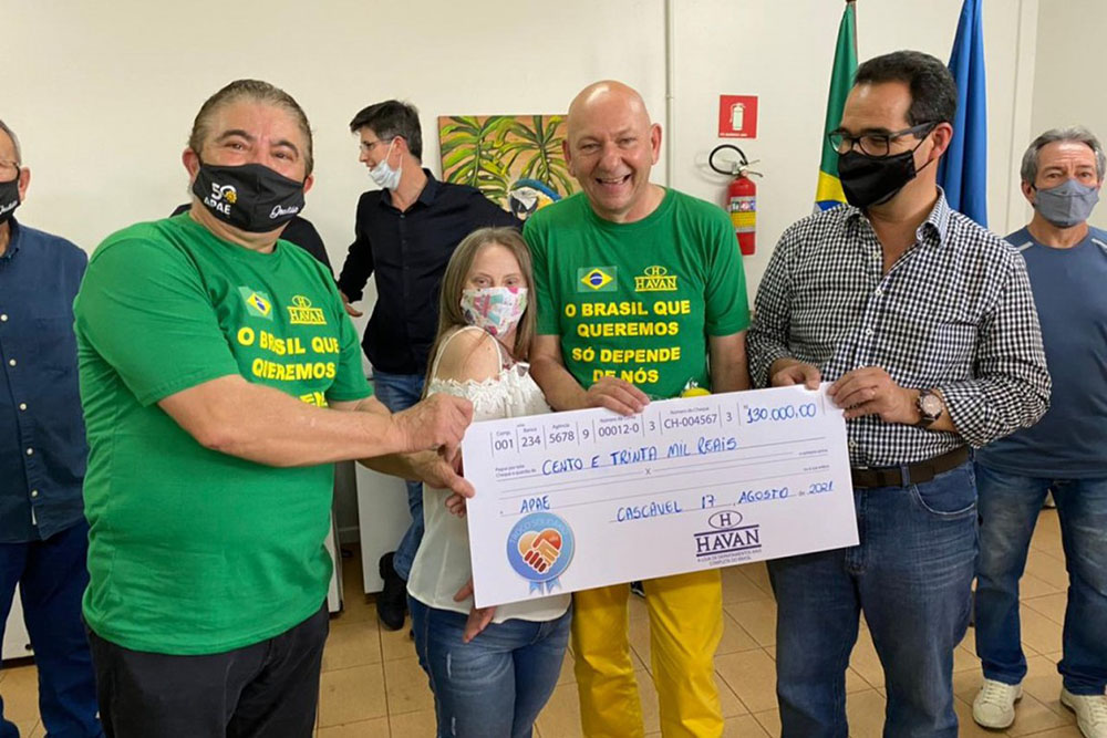 Troco Solidário Havan arrecada quase R$ 5 milhões no primeiro semestre de 2021 9 Ao centro, Luciano Hang, proprietário da Havan