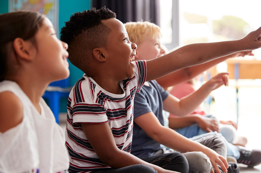 Educação e bom humor: como a alegria pode facilitar aprendizado 9 Um estudo sobre a fisiologia do riso, realizado nos Estados Unidos, sugere que rir ajuda a aumentar a ventilação pulmonar e libera endorfina, a mesma substância que o organismo produz quando pratica exercício físico