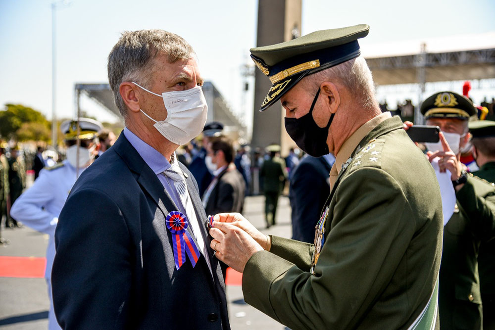Deputado Luizão Goulart é condecorado pelo Exército com Medalha do Pacificador 6 Deputado federal Luizão Goulart agradeceu a condecoração e reafirmou a importância das Forças Armadas