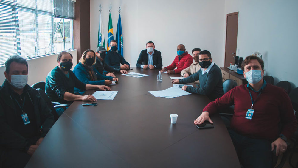 Prefeitura de São José dos Pinhais finaliza estudos para implantação de binário no Jardim Suíça 4 A pedido da prefeita de São José dos Pinhais, Nina Singer, diversas autoridades municipais estiveram presentes