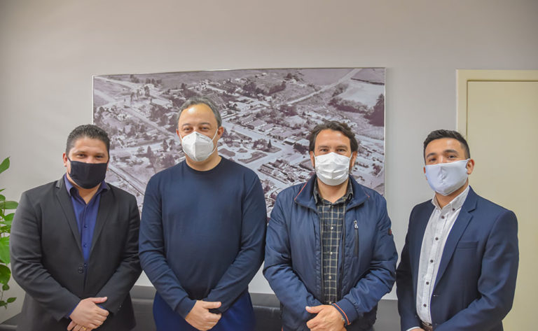 Estiveram presentes o prefeito Bihl Zanetti, Rubens Olavo Pereira dos Anjos, gerente da agência, Felipe Moraes, gerente de pessoa jurídica, e o secretário de Indústria e Comércio, Venício Ferreira