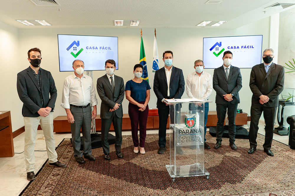 Programa Casa Fácil contempla cidadãos do município de Pinhais 8 De acordo com o Ratinho Júnior, o programa Casa Fácil facilita a compra de 30 mil casas em todos os municípios paranaenses