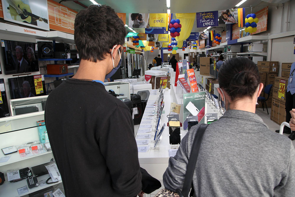 Comércio alcança o melhor resultado do ano com crescimento de 6,2% em julho 8 O bom desempenho do comércio paranaense acompanha também a evolução da indústria no estado