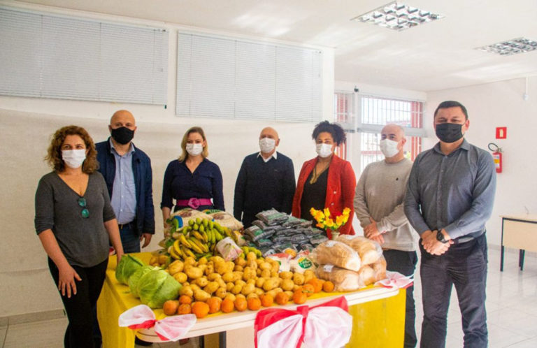 Adquiridos de produtores rurais do município, os lotes de alimentos serão entregues na primeira quarta-feira de cada mês