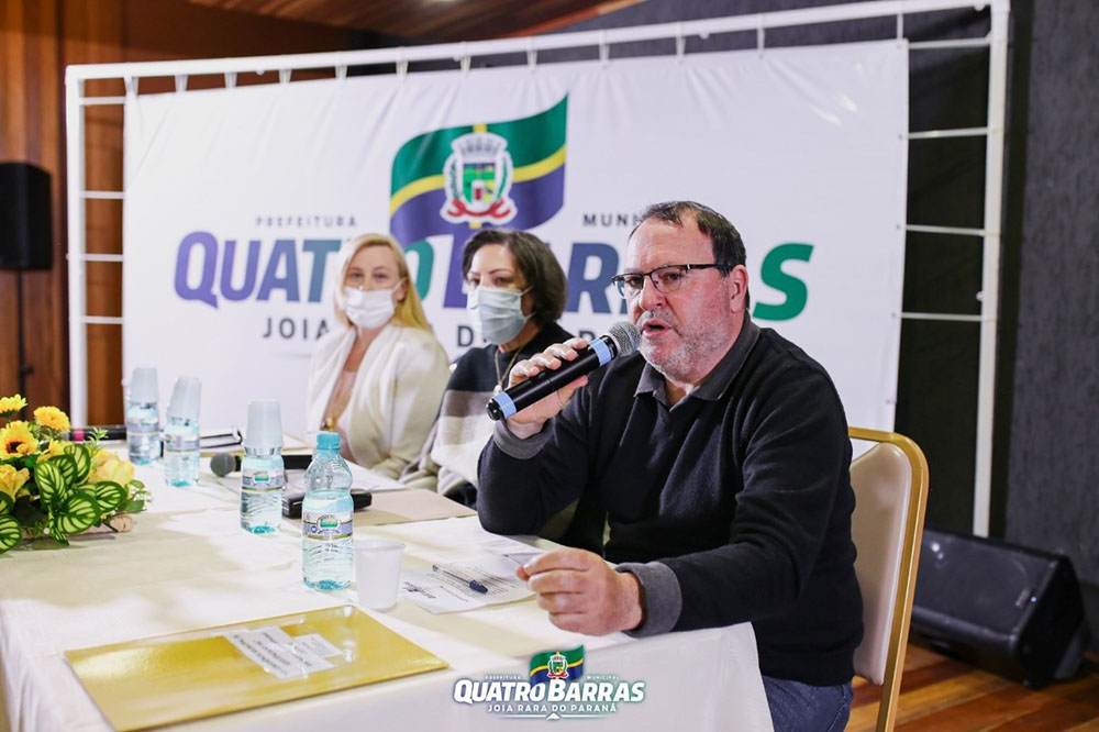 Integrantes da Conferência Municipal de Assistência Social de Quatro Barras discutem melhorias 7 Prefeito Loreno Tolardo, a secretária de Desenvolvimento Social e Família, Ieda Tolardo; e a presidente do CMAS, Elaine Regina Kalinski, fizeram parte da mesa