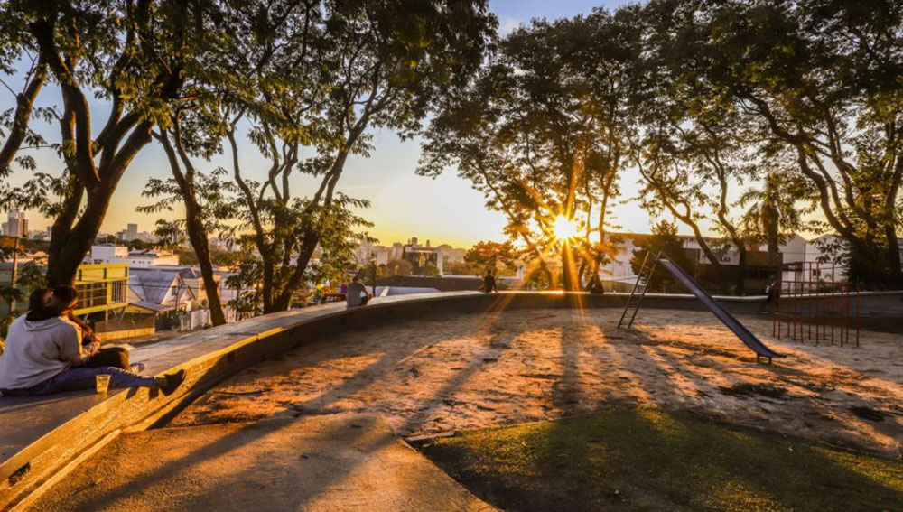 5 lugares para ver o pôr do sol em Curitiba 5 Praça das Nações tem uma vista privilegiada do pôr do sol