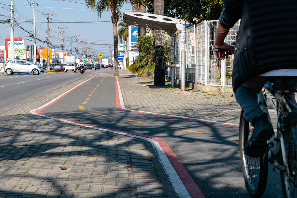 No Dia Mundial sem Carro, Secretaria de Segurança e Trânsito de Pinhais destaca o uso de transportes alternativos 4 Para substituir o carro, a bicicleta, a caminhada, o patinete e o ônibus são exemplos de transportes alternativos