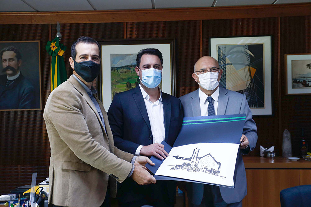 Ministério da Educação avalia o modelo implantado no Paraná como case de sucesso 3 Secretário da Educação e do Esporte, Renato Feder, governador Carlos Massa Ratinho Junior e ministro Milton Ribeiro