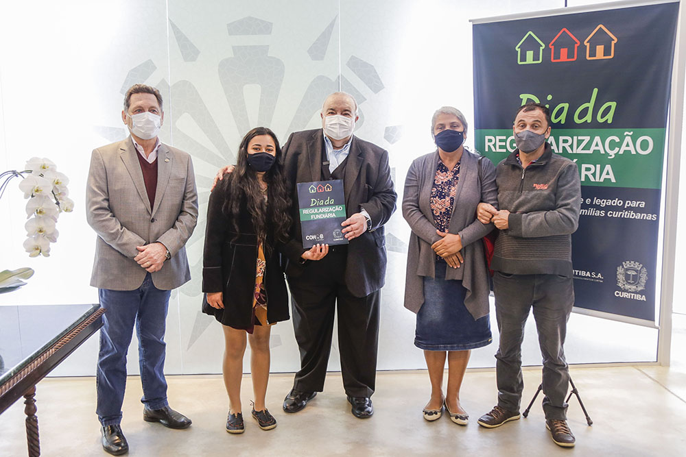 Greca entrega títulos de propriedade para 560 famílias e três empresas 6 Rafael Greca entrega títulos de propriedade para famílias que habitavam áreas irregulares, junto com o presidente da Cohab, José Lupion Neto