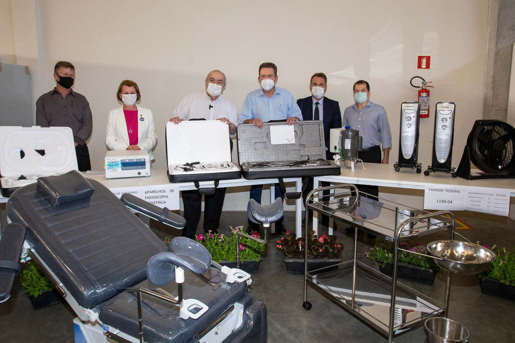 Prefeitura de Curitiba entrega mais de R$ 1 milhão em equipamentos e mobiliários para a Saúde 6 Rafael Greca e a secretária Márcia Huçulak, com o deputado Luciano Ducci, do presidente da Câmara, Tico Kuzma e dos vereadores, Mauro Bobato e Serginho do Posto realizam a entrega de equipamentos e mobiliários