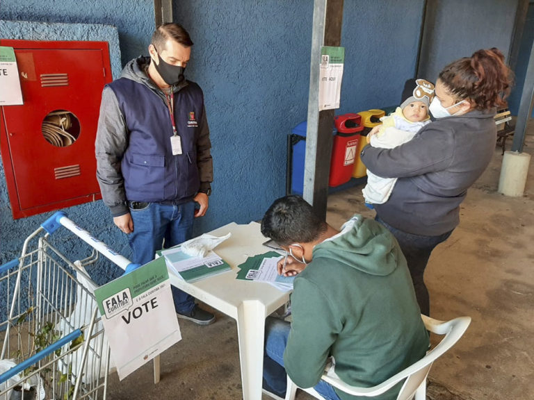 A população participa do Fala Curitiba preenchendo as fichas para a escolha das prioridades da regional
