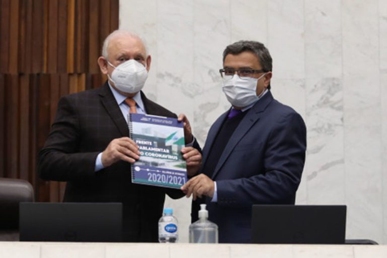 Deputado Michele Caputo (PSDB) entrega relatório dos trabalhos ao presidente da Assembleia, deputado Ademar Traiano