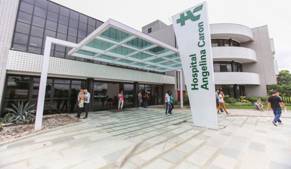 Hospital Angelina Caron estuda medicamento para o tratamento de pacientes com Covid-19 1 Além dos estudos relacionados à Covid-19, o departamento atua há mais de 18 anos na pesquisa clínica em cardiologia, sendo responsável direto e indireto pela implementação e segurança de tratamentos que mudaram paradigmas nesta área