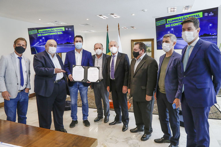 Governador Ratinho Junior e prefeito Rafael Greca assinam edital de licitação para as obras de iluminação do Contorno Sul
