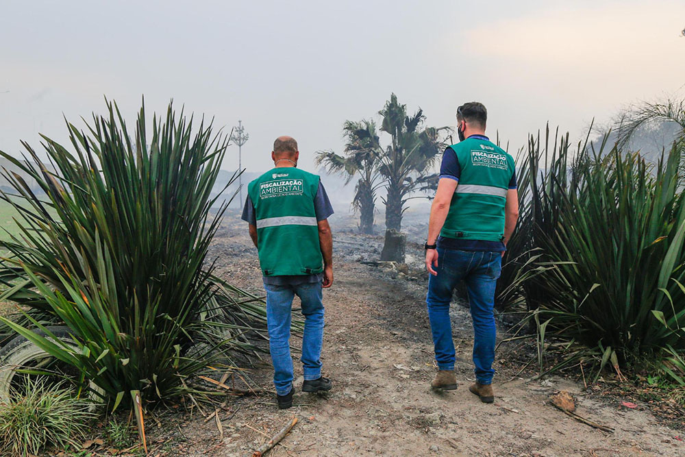 Incêndios florestais ameaçam residências em Piraquara 2 Somente no mês de agosto, aproximadamente 40 ocorrências de incêndio florestal foram atendidas pelo 6º Grupamento dos Bombeiros no município