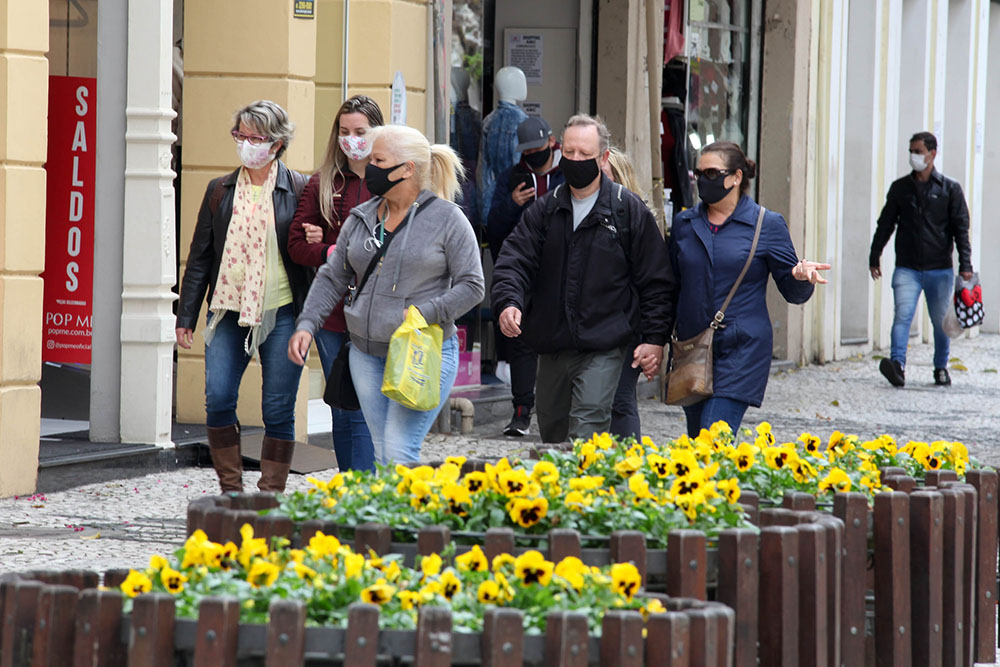 Governo do Estado do Paraná altera medidas restritivas contra a Covid-19 2 A estimativa da Sesa é fechar setembro com 100% da população adulta vacinada com a primeira dose ou dose única