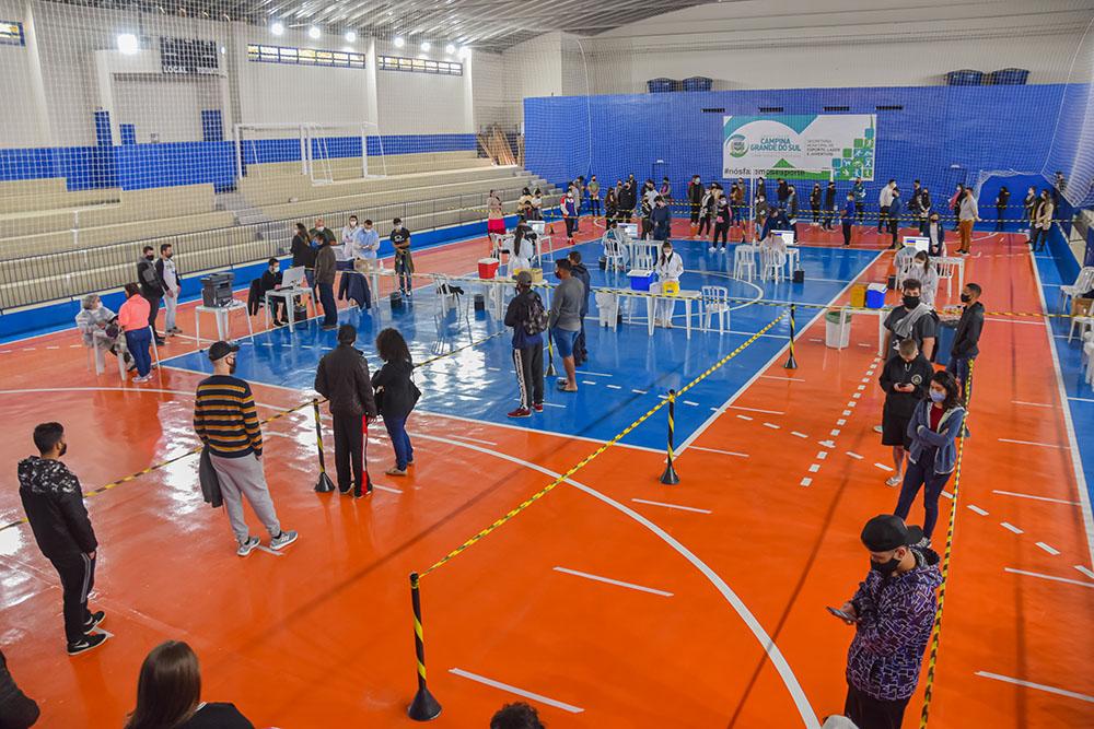 Ginásio de Esporte Ricieri Bernardi é o novo local de vacinação contra Covid-19 em Campina Grande do Sul 2 A Secretaria Municipal de Saúde de Campina Grande do Sul ainda pede a colaboração da população acima de 18 anos para realizar o pré-cadastro no site da prefeitura