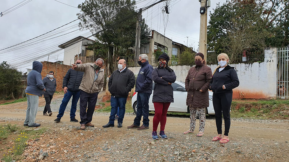 Dr. Nassib visita obras e projeta novos investimentos em Fazenda Rio Grande 3 Prefeito Dr. Nassib visitou a Rua Rio Açungui, no bairro Iguaçu, cujas obras serão retomas em breve, e conversou com moradores