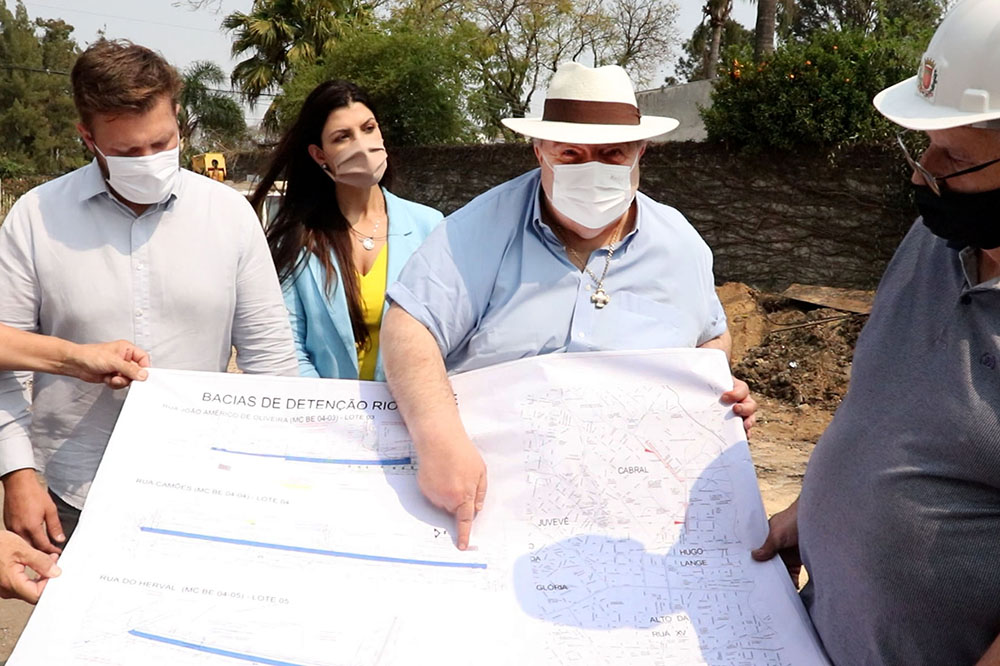 Rafael Greca acompanha avanço das obras contra enchentes no Rio Juvevê 3 Prefeito Rafael Greca vistoria com o secretário de Obras, Rodrigo Rodrigues, e a administradora da Regional Matriz, Rafaela Lupion, as obras de drenagem do Rio Juvevê, no Hugo Lange