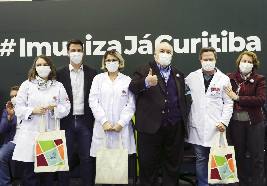 Homenagem aos profissionais da Saúde marca fim da vacinação no Pavilhão da Cura 1 Prefeito Rafael Greca, acompanhado da secretária da Saúde, Marcia Huçulak e do vice-prefeito Eduardo Pimentel, participam de homenagem aos profissionais da saúde e do encerramento das atividades no Pavilhão da Cura