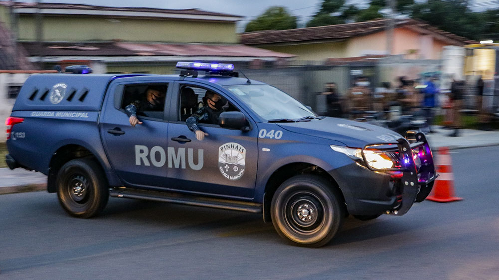 Romu prende passageiro por danificar estação tubo da Avenida Ayrton Senna, em Pinhais 5 A equipe da Guarda Municipal fazia o patrulhamento na região quando foi abordada pelo cobrador do tubo Autódromo