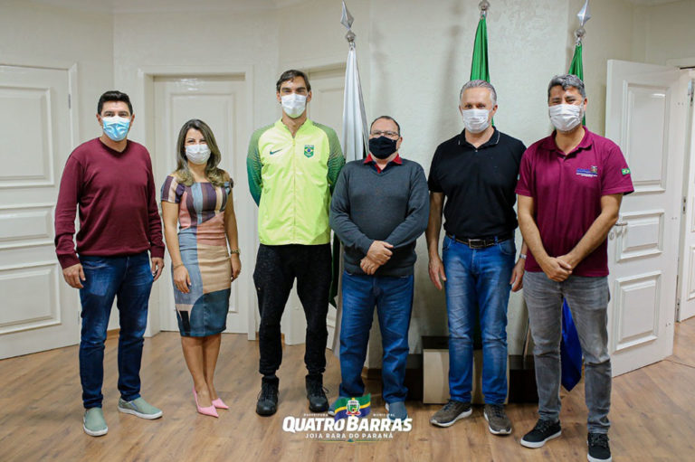 O prefeito Tolardo recebeu o campeão olímpico Giba acompanhado de diversas autoridades de Quatro Barras