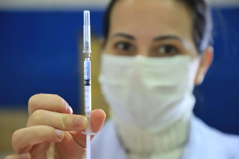 Mesmo com a disponibilidade de vacinas, não é incomum pessoas que receberam a primeira dose não procurarem pela segunda