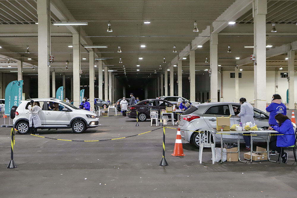 Pinhais atinge população de 18 anos e vacina quase 4 mil pessoas em um dia 8 Ao todo, foram agendados 4 mil atendimentos